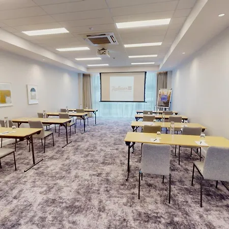 Radisson Blu Dublin Airport 4*