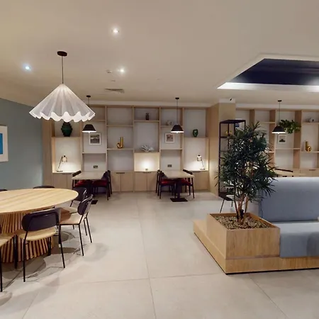 Radisson Blu Dublin Airport 4*